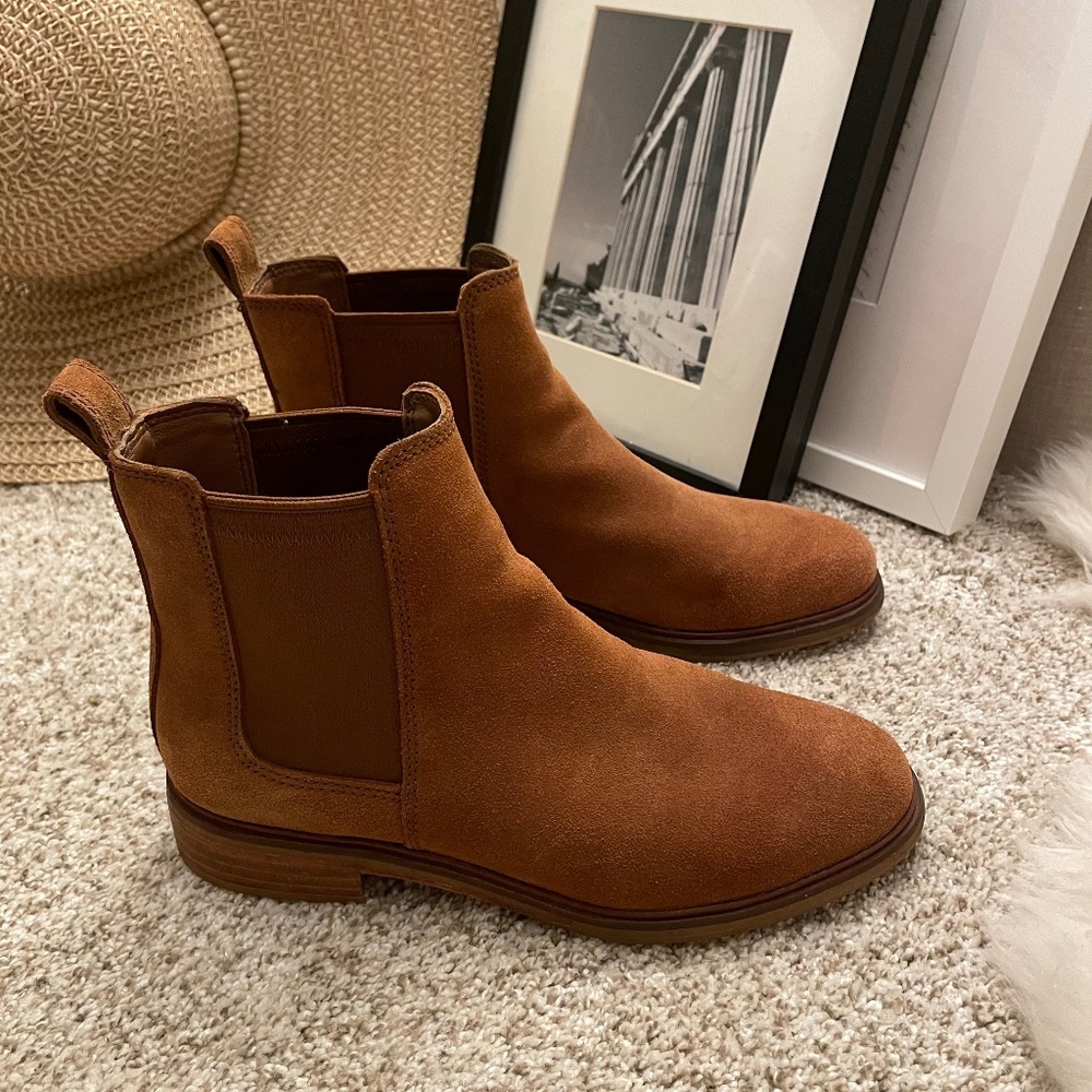 CLARKS Women's Clarkdale Arlo Suede Chelsea Ankle Boots